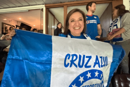 Xóchitl Gálvez celebra el triunfo de Cruz Azul en la Semifinal de ida ante Rayados