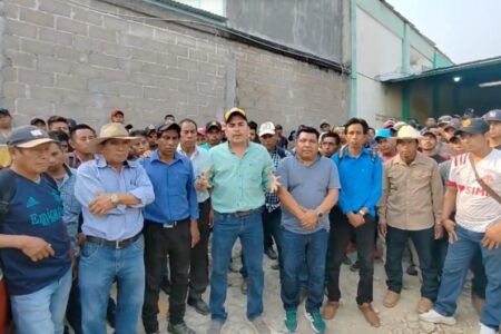 Se enfrentan supuestos militantes del PVEM y Morena afuera del instituto electoral de Chiapas; reportan un muerto