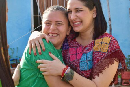 Becas escolares y empleo compromete Estefanía Mercado a la juventud solidarense