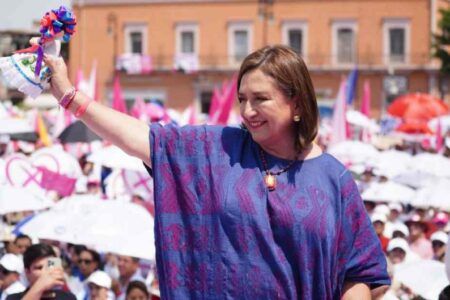 Xóchitl Gálvez acusa al gobierno de AMLO de financiar una dictadura al contratar a médicos cubanos