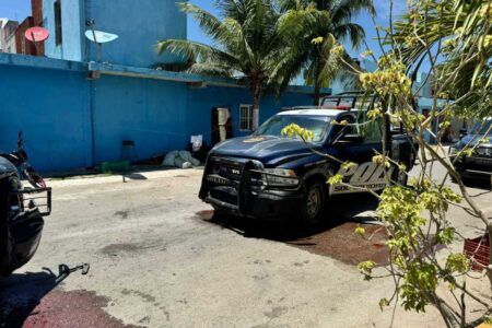 Persecución de autoridades contra delincuentes logran el aseguramiento de sujetos armados en Playa del Carmen