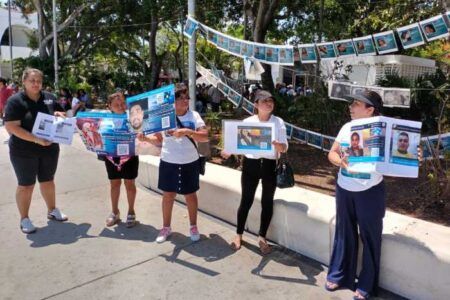 Protestan madres del colectivo “Verdad, Memoria y Justicia” afuera de la casilla instalada en el Palacio Municipal de Cancún