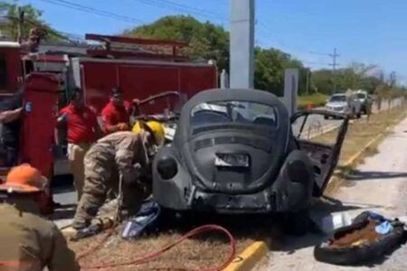 Se impacta “vocho” contra un poste sobre la carretera de Akumal