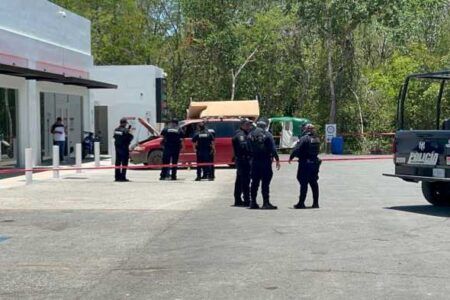 Muere una mujer por impactos de bala en el estacionamiento de una gasolinera en Solidaridad