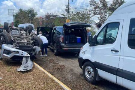 Aparatoso accidente en la Colosio de Cancún, hay tres lesionados