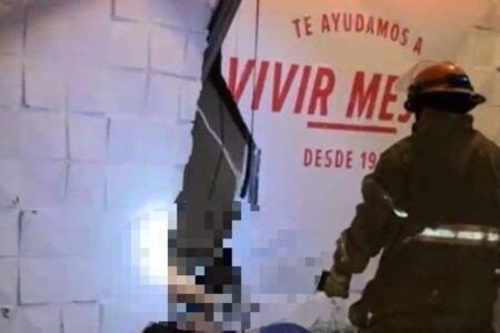 Choca pareja en motocicleta contra un comercio, son llevados grave al hospital
