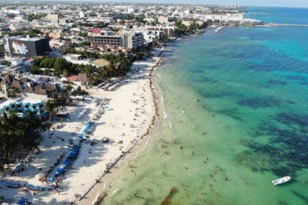 Solidaridad mantiene playas atractivas en plena temporada de sargazo