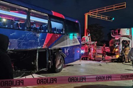 Nueve lesionados deja la colisión entre camión de transporte y uno de carga