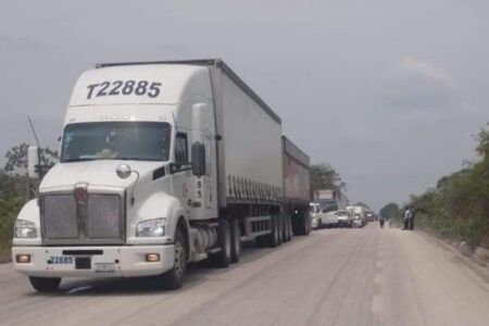 Habitantes de Caobas bloquean carretera en Quintana Roo para exigir que se restablezca la luz