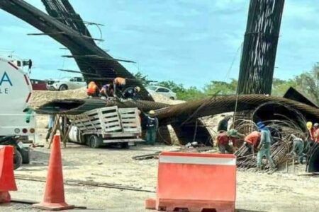 Colapsa estructura en obra del Tramo 7 del Tren Maya sobre un vehículo en Chetumal