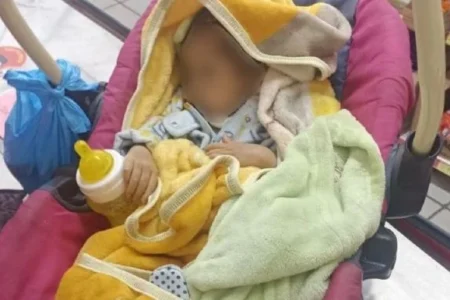 Abandonan a una bebé frente a una tienda de Pachuca