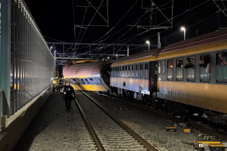VIDEO | Chocan dos trenes en la República Checa; hay cuatro fallecidos