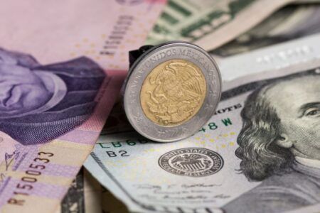 El peso cotiza en 18.53 unidades por dólar al inicio de la jornada