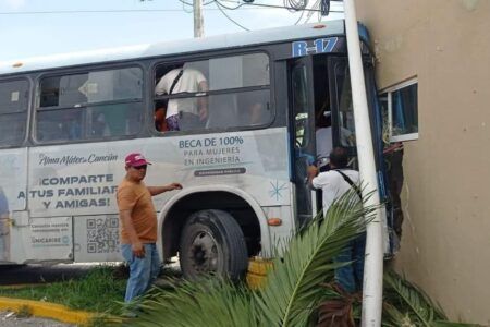Choca camión de Autocar contra muro de una gasolinera