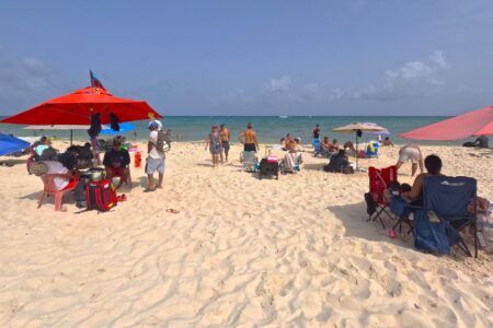 Reportan buena afluencia de turistas en arenales de Playa del Carmen y playas limpias