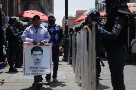 Padres de los 43 normalistas desaparecidos de Ayotzinapa se reunieron por primera vez con Sheinbaum