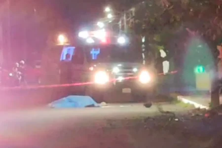 Muere motociclista tras volarse un paso peatonal en Cozumel