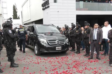 Cóndores lanzan pétalos de rosas desde el aire en el funeral de Milton Morales, el asesinado jefe de inteligencia de la SSC-CDMX
