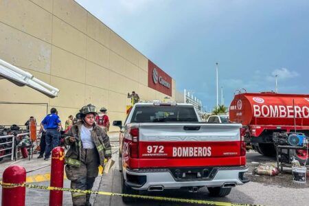 Incendió en el Cinemex de la Plaza Outlet de Cancún