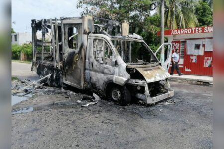 Queda en ceniza camioneta de Bimbo en Chetumal