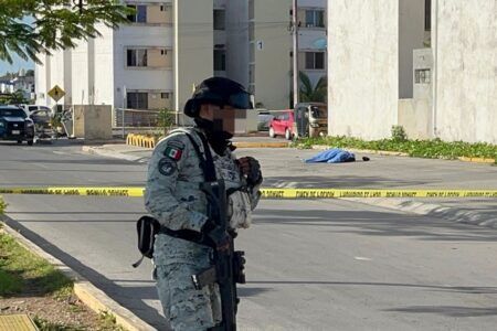 Pistoleros en motocicleta ejecutan a una persona en fraccionamiento de Cancún