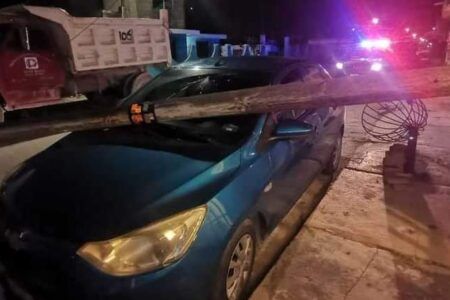 Cae poste de Telmex sobre un automóvil en Cozumel