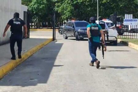Le disparan agente de la fiscalía en Cancún; hay tres detenidos