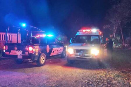 Se impacta motociclista contra un poste y muere