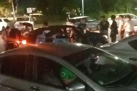 Transportistas ‘piratas’ roban pasaje de Uber en aeropuerto de Cancún