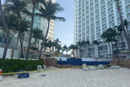 Sujetos armados asesinan a balazos a un menor de edad en la playa de la zona hotelera de Cancún