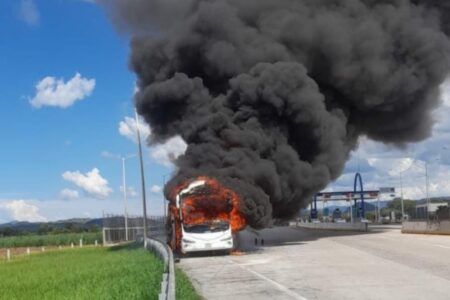 Se incendia un camión turístico en la autopista Tepic-Guadalajara
