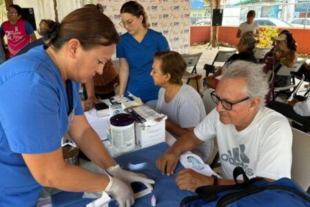 Llevan feria de servicios médicos al Club del Adulto Mayor