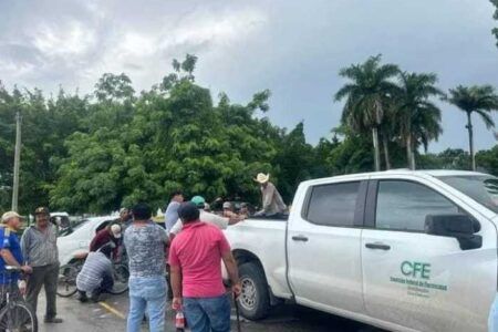 Retienen pobladores a trabajador de la CFE por falta de energía eléctrica en comunidad de Othón P. Blanco