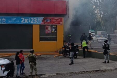 Reportan ola de ataques simultáneos a tiendas de conveniencia en Uruapan
