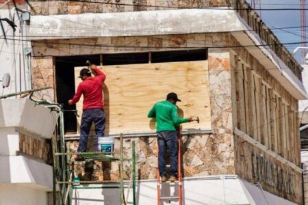 “Beryl” se degrada a categoría 2 y mantiene su trayectoria hacia la Península de Yucatán