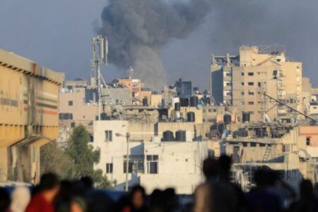 Tanques de Israel bombardean el corazón de Gaza desde distintas direcciones