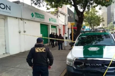 Dispara a dos asaltantes en un microbús y mata a uno de ellos