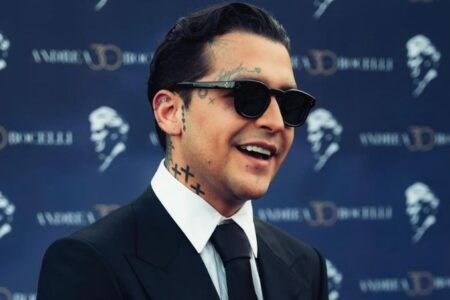 Christian Nodal se reinventa con nuevo look, luce más atractivo y elegante sin tatuajes