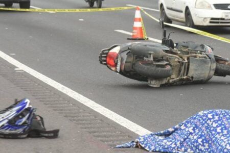 A días de su boda, motociclistas derrapan frente a Plaza Loreto; él muere y ella se lesiona
