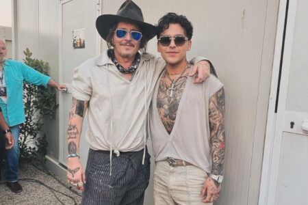Christian Nodal sorprende al aparecer junto a Johnny Depp y el parecido impacta a los fans