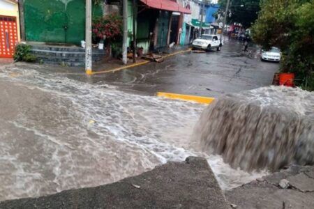 Mueren dos personas por fuertes lluvias en Edomex