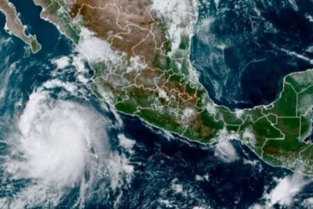 Ciclón Carlotta y Daniel se aproximan a azotar costas mexicanas