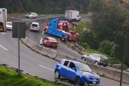 VIDEO | Camioneta pierde el control y cae a barranco en la carretera México-Toluca