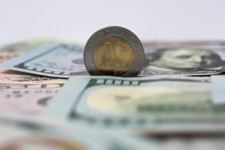 Peso mexicano se deprecia y roza la barrera de las 18 unidades por dólar ante temores de un nuevo mandato de Trump
