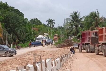 Debido a la falta de auxilio, trabajador del Tren Maya transporta el cadáver de su compañero en retroexcavadora