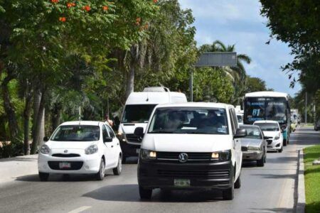 Exigen transportistas federales poner orden en aeropuerto de Cancún
