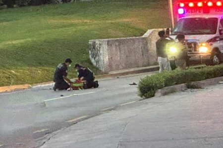 Motociclista resulta lesionado tras derrapar en el Boulevard Kukulkán en la zona hotelera