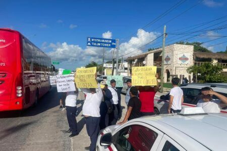 Más de 300 taxistas se manifiestan en Tulum para exigir la liberación de su líder sindical detenido