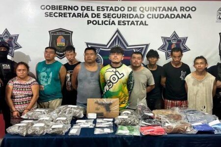 Atrapan nueve narcomenudistas “surtidito” cerca de secundaria en Cancún; 8 hombres y una mujer