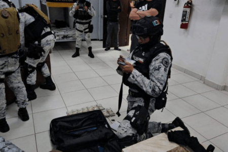 Detienen a dos elementos de la Guardia Nacional con cerca de 50 mil dólares en efectivo y armas no registradas